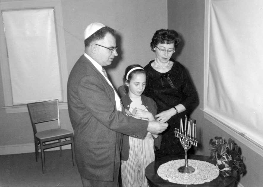 1960%20Anne%20EGS%20Izzy%20Chanukah%20Dover